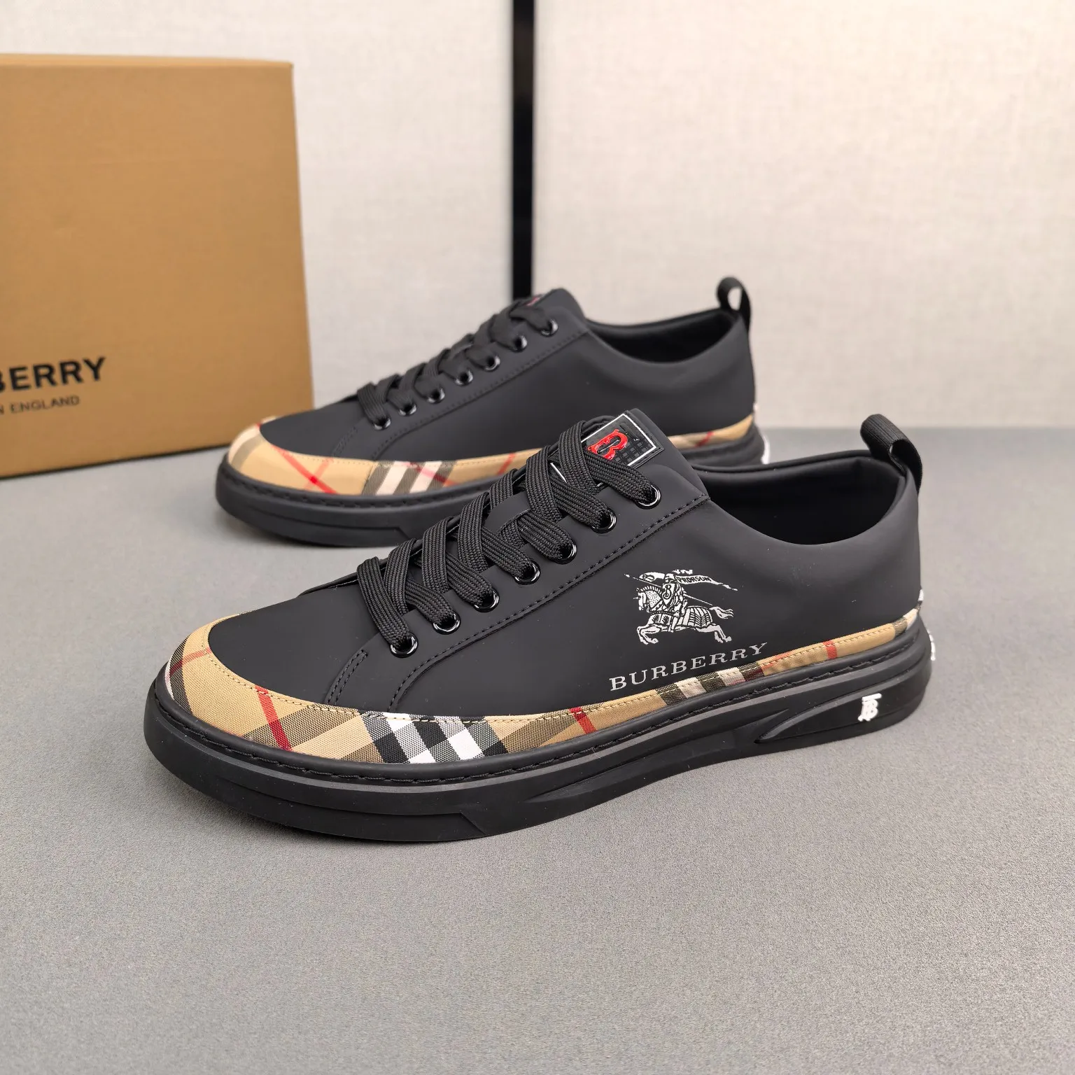 Burberry [Burberry] men's shoes 💰400💰. Fashionable sports and casual shoes, the upper is made of first-layer cowhide with plaid material, first-layer pigskin lining, and rubber outsole. Men's size 38-44.